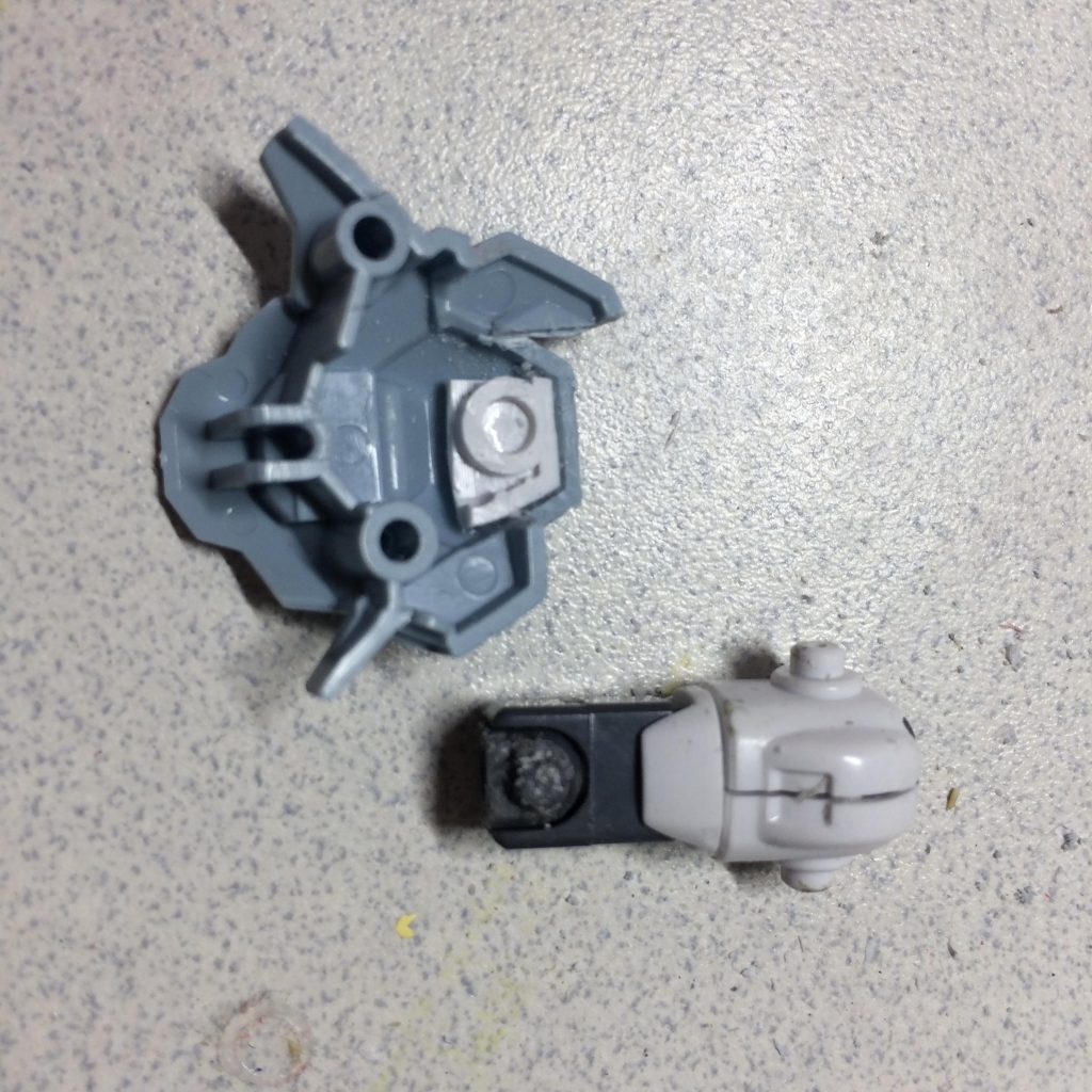 膝可動ですが、HGインパルスガンダム(放送当時版)の二の腕と肘関節をほぼそのまま移植しています。
このころのガンダムSEED DESTINYのキットは二の腕が短めのバランスで立体化されており、最近のBB戦士の脚部に用いるのに適していると思います(ただし、これからは SDCSを用いるのが主流になりそうです)。