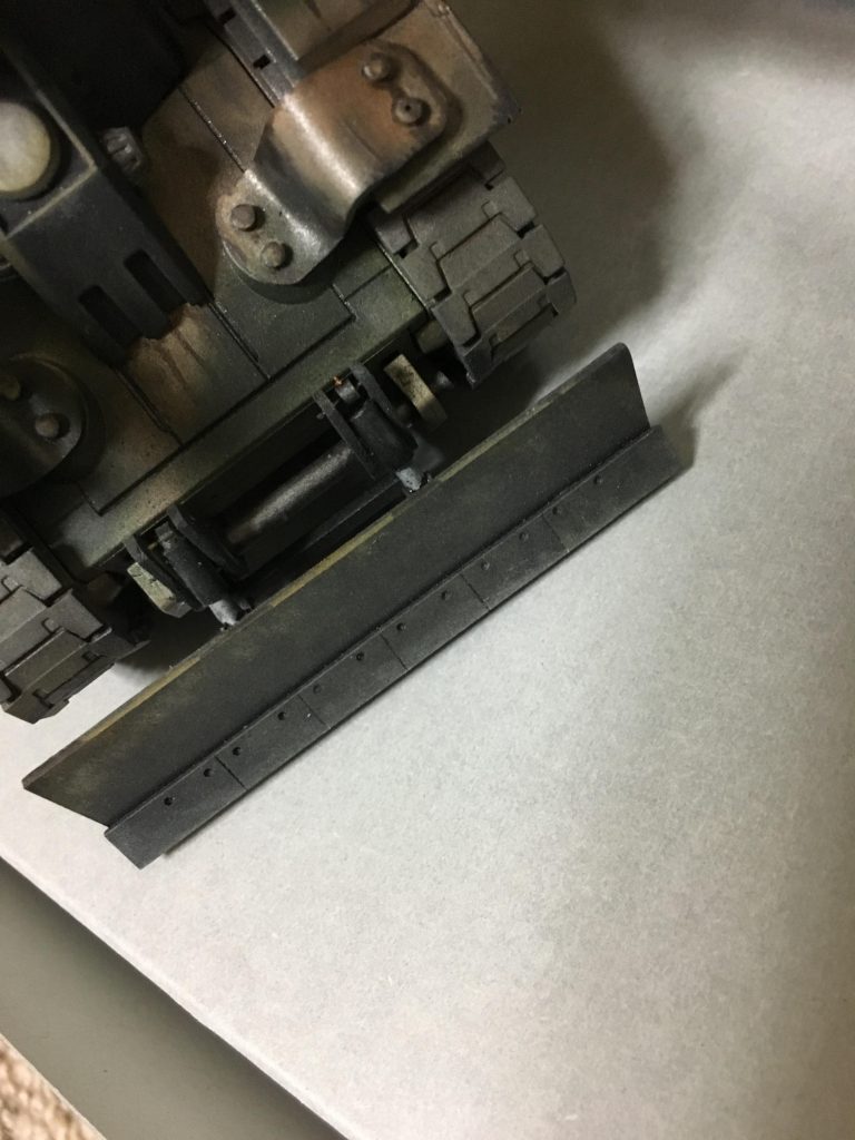 排土板です、ミニバックホーの排土板をイメージ
どデカイ排土板はカッコ良いですがガンタンクらしさを出すためにこのタイプのモノを作りました。ちゃんと可動します