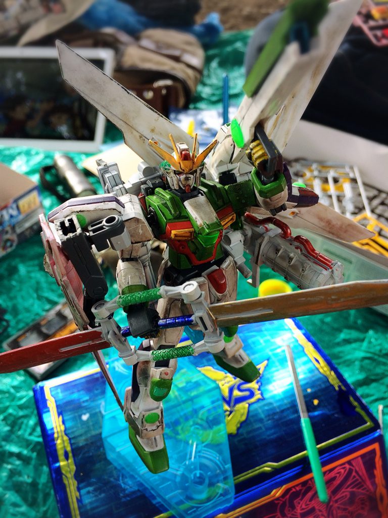 最終的にもっと自由にやりたい事を！
弁慶に恥じぬ七つ道具を！ということで本当に好きなガンプラばかり盛り込んでこうなりました！

具体的にはフルクロスのマントにAGEのウルフ隊長の機体のようなシールドにビームエフェクトをつけたりしました！