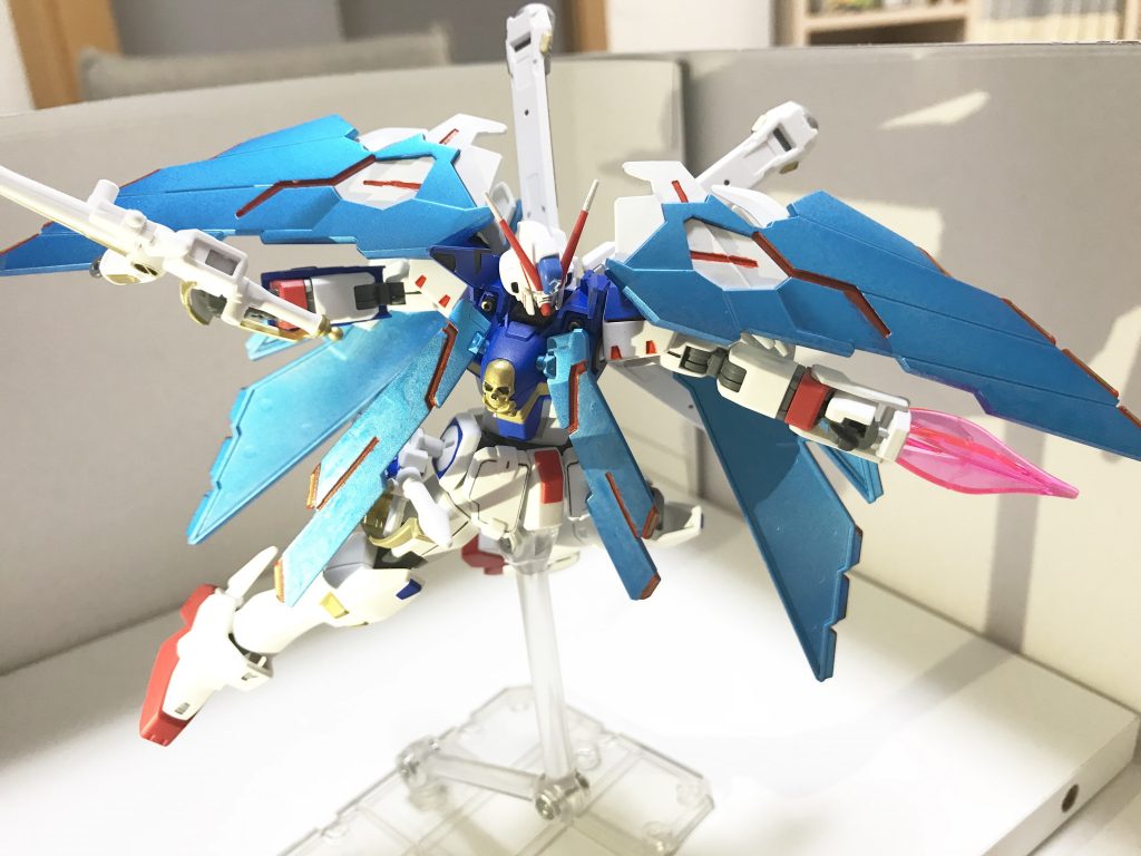 Iフィールドハンドの弱点を補うため、左腕はブランドマーカー