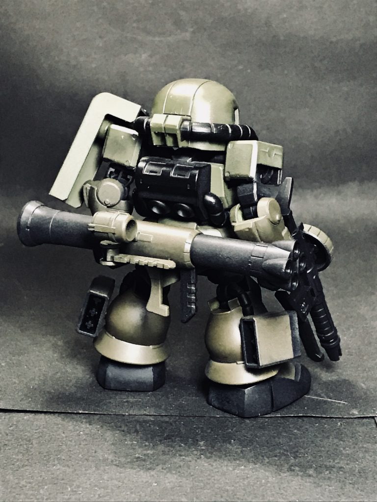 ショルダースパイクをオミット。射撃戦主体の機体なので、構えと同時に守れるようにシールドを左側へ移動。あとは元の素組みそのままを塗り替えて、鉛筆でエッジをなぞり、削った粉末で全体に陰影を付けて仕上げています。オリーブカラーなのは趣味ですwこの手の渋いカラーリングが大好きなのです