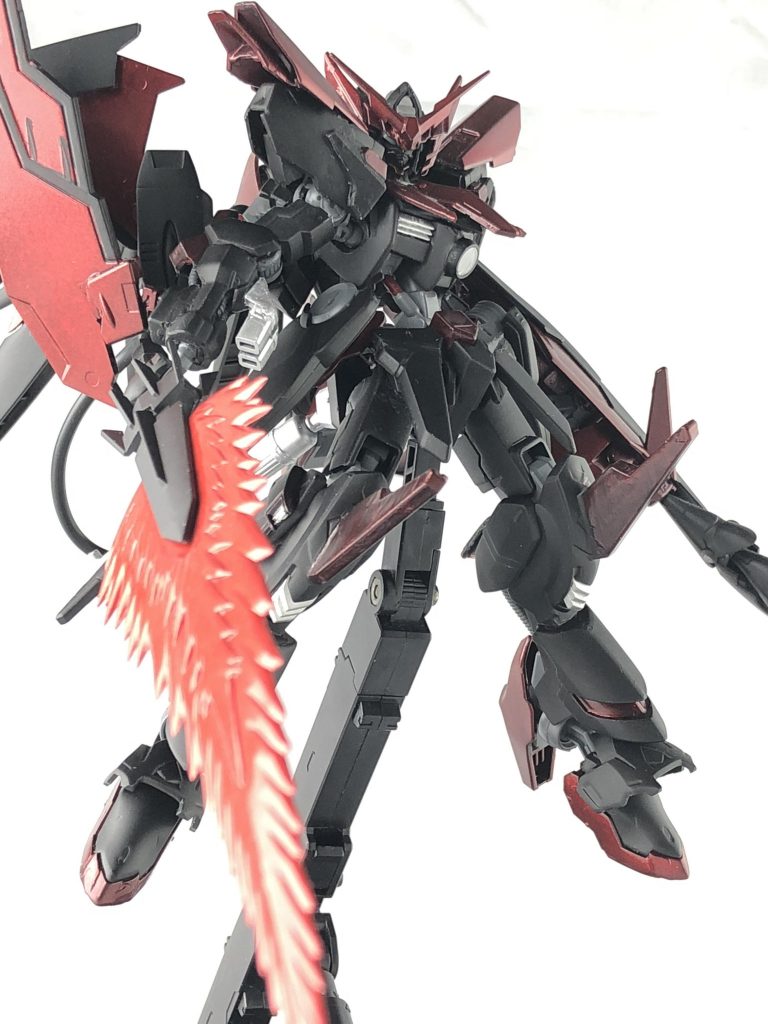 ビームソード。出力時はケーブルに繋いでいるためビーム刃の粒子が常に流動しているので、防がれたら流動している粒子が防いでいるものを削り、そのまま斬ることが可能です。