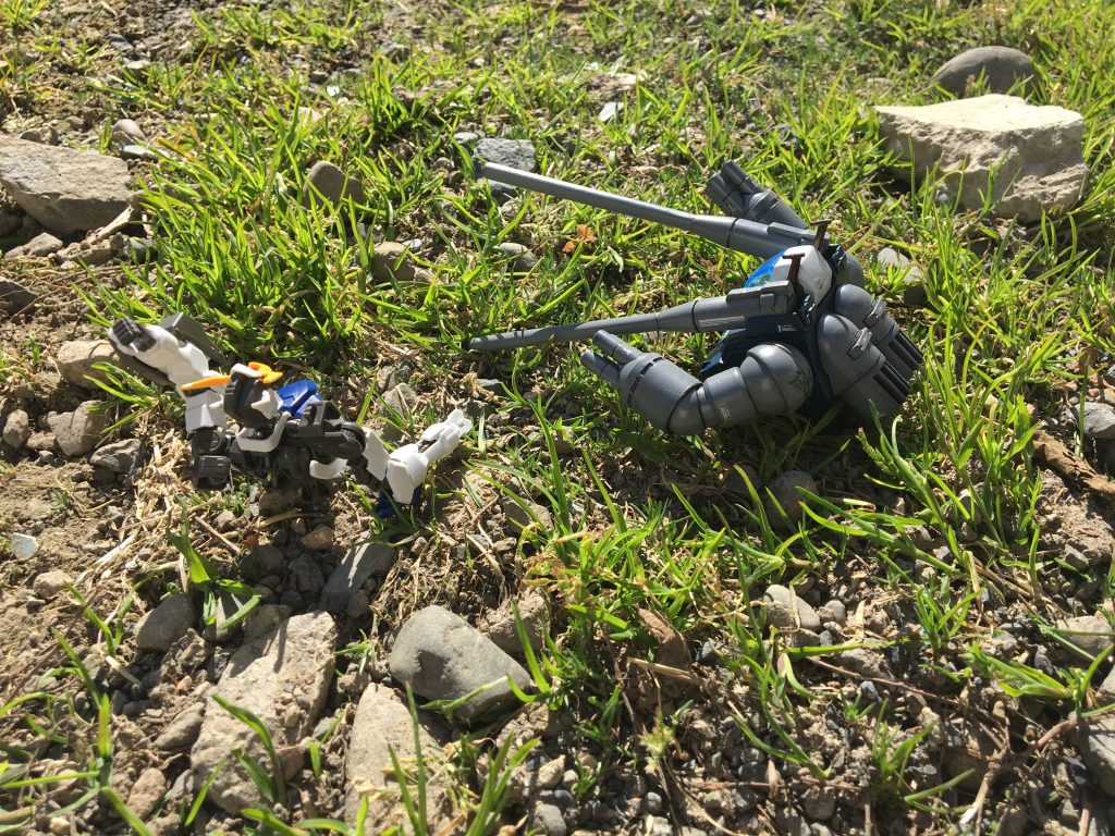 ……この性質は、この「和破」にしか浮かび上がらないかもしれない。
『ガンタンク』が大好物の『デスサイズヘルカスタム』なんぞに狩られてはならない。
だが、野生下の食物連鎖に、観察者が直接手を出してはならない。そのため、わたしはカカシを設置することにした。……
……どこのホームセンターでも購入できる、3個入り1,580円の「モビルカカシ」である。
モビルスーツの形を模したカカシであり、搭載されたAIによって、敵か味方かを判断し、その場に合わせた立ち振る舞いをする。
タンクとの良き話し相手にもなるようだ。
果たして、デスサイズヘルを撤退させることはできるのか。……