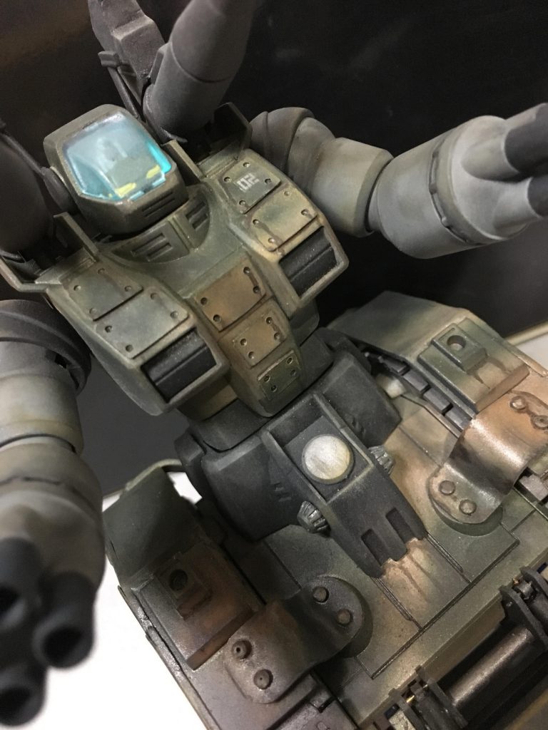 バストアップ
追加装甲のつもりで0.4ミリプラ板を貼り付けています
ガンタンクは設計上銅が回転しないので敵を正面に見据えての戦いになるので元々厚い正面の装甲をさらに厚くしました。