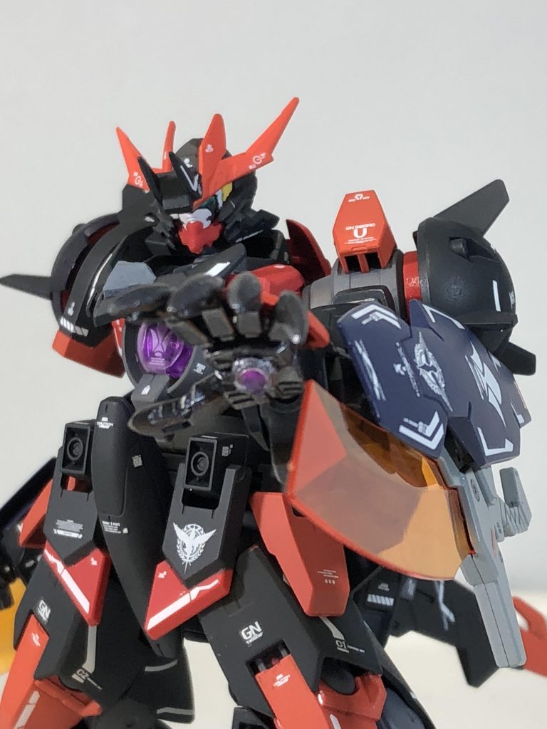 ハンズフリーの訳は掌にGNビームカノンを装備しているから。ダークネス・バルバトス・フィンガーも可能?