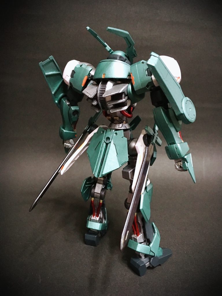 バックショット。銀色に輝くフレームは、ヴァルキュリアフレームと同じ形状で開発が最終段階であったことがわかる。また、肩の形状はモンターク(マクギリス)が再現したグリムゲルデにも採用されており、この機体のデータが残っていたのではないかと推測される。