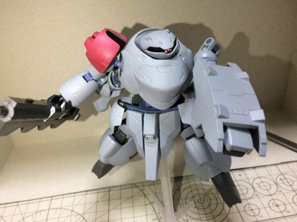 ショルダーシールドはサブナックルに可変。黄金の左腕