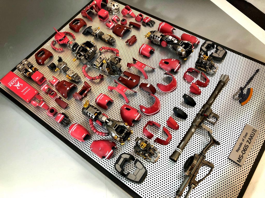 アルミのパンチ板に各パーツをばらして並べて固定してます。