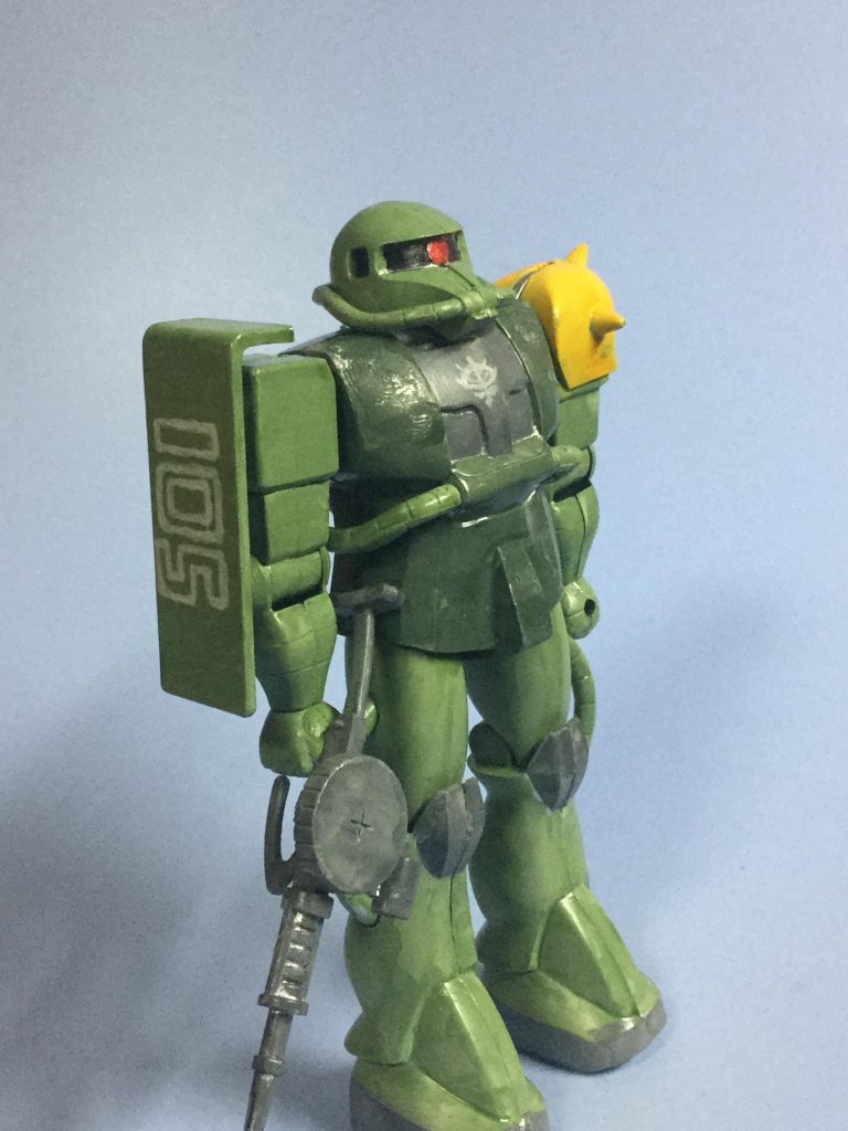 斜め前から。
シールドにはブラウン機を示す、105の数字を書き込みました。