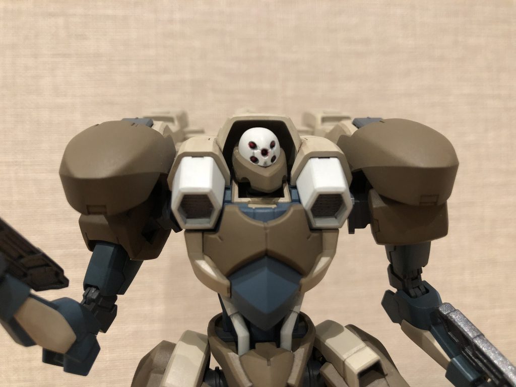 お気に入りその1、頭部。
センサーアイの塗装は難しかったです。
面相筆の使い方が下手で。。