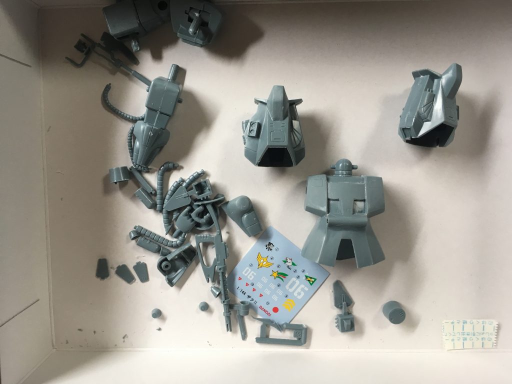 仮組みの様子。
ノーマルのザクと比べると細かいパーツが多くて苦労しました。