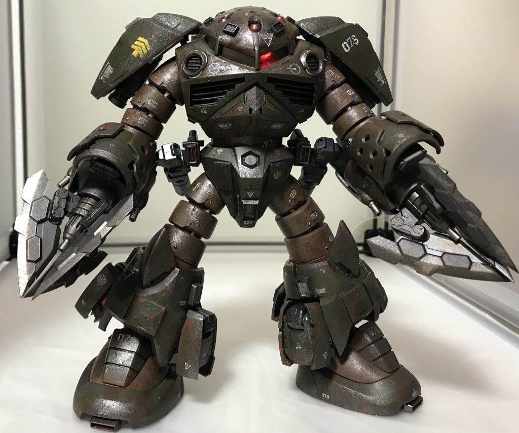 肩アーマー兼、追加スラスターユニットはHGUCリガズィのバックウエポンにビルダーズパーツのMSマリンのジェットパックの組み合わせて作成。肩アーマーは基部をボールジョイントにしているので、可動します。