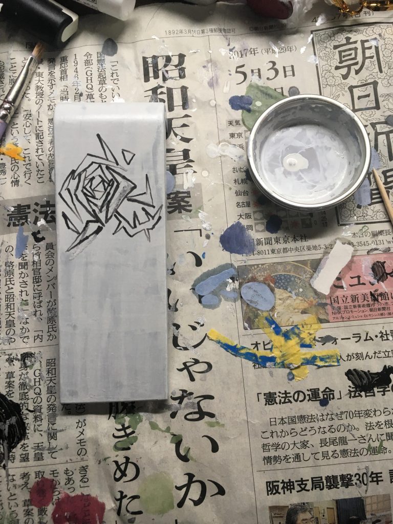 マーキングの様子その1。
マーキングは爪楊枝にガンダムマーカーのインクをつけたもので描いています。
ここではシールドのマーキングを例にその過程を見ていきたいと思います。
まずは輪郭を描いていきます。
この段階でマスキングテープで大まかな見当をつけてからやればよかったと後悔しました。