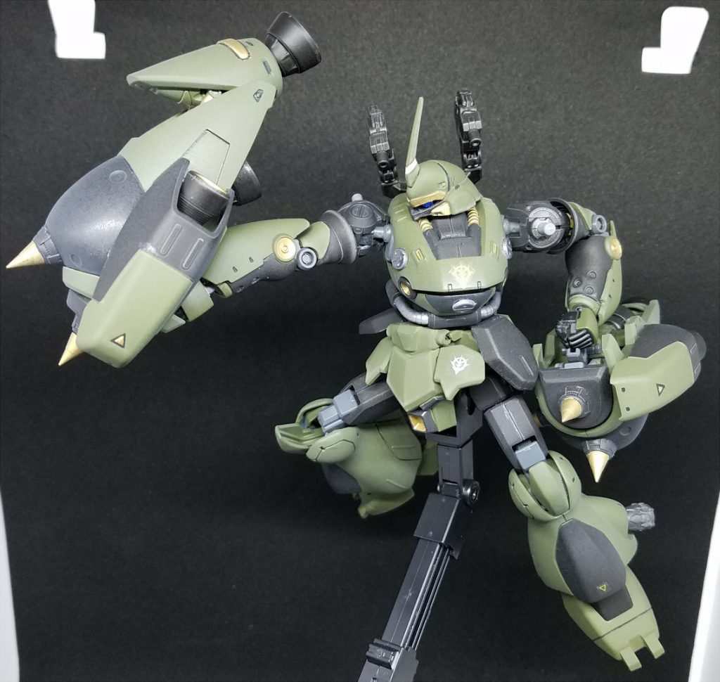 肩をちょっと削り込んでいるのでしっかり真横まで腕を上げれるようにしたものの
肩アーマー自体が結構な重さがあるので上手にポージングさせてあげられない･･･