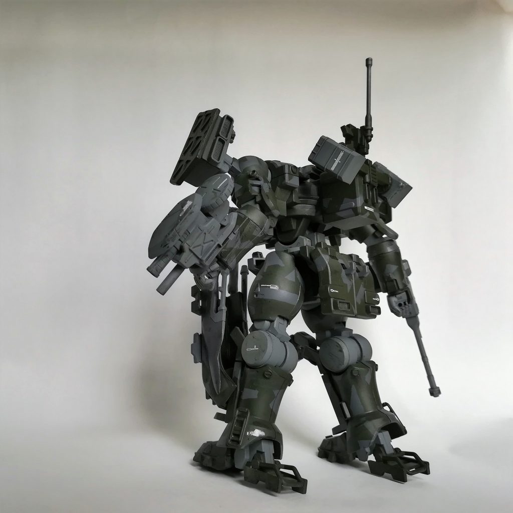 搭乗時間が1時間程らしいので、艦載型CIWSみたいに動力・制御ケーブル突っ込んで
非搭乗時は常時防空兵器みたいな使い方してるんじゃないかと思います。
データリンク内の僚機に対空レーダー共用して支援射撃みたいな…
そもそも200mm対空散弾がチート兵器ですから。