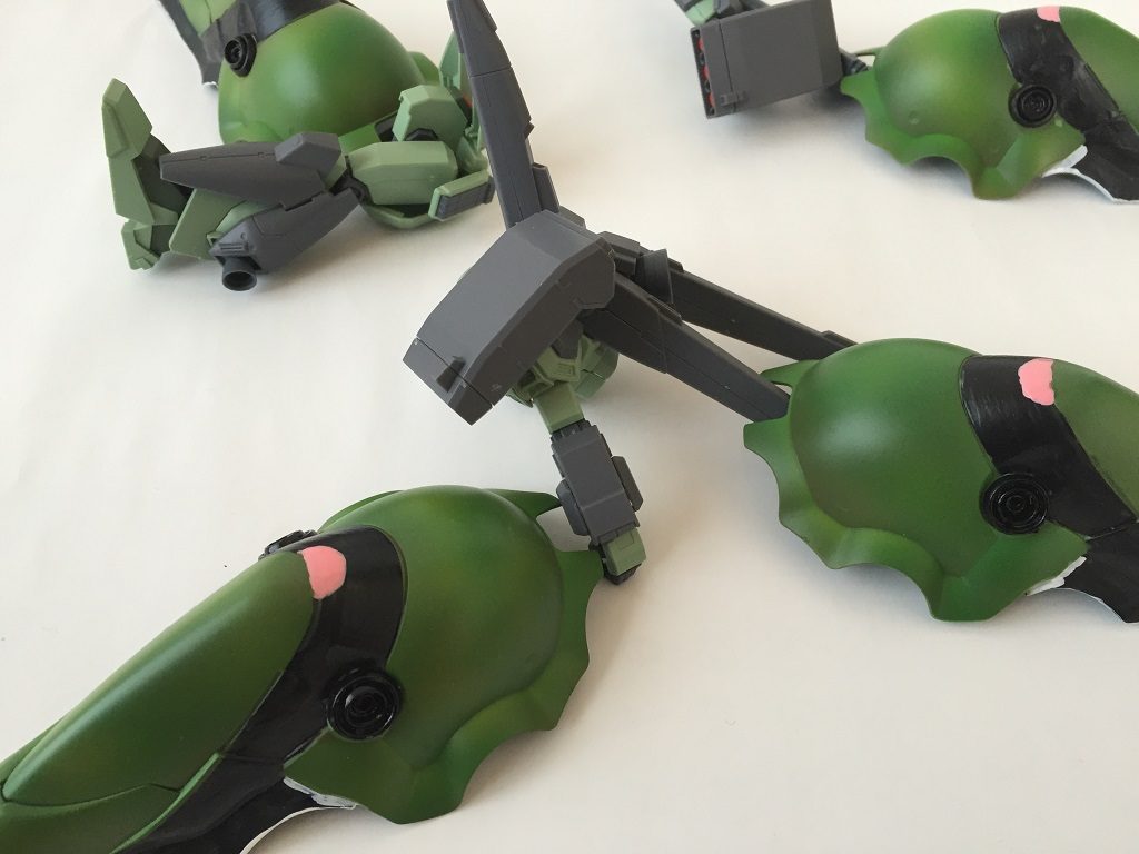 5分もしないうちにスタークジェガンは分解されてしまいました。
終齢幼虫はとても食いしん坊で、スタークジェガンが大好きです。
クシャトリヤの幼虫1匹で1日のうちに3体のスタークジェガンを食べてもおかしくないほどです。