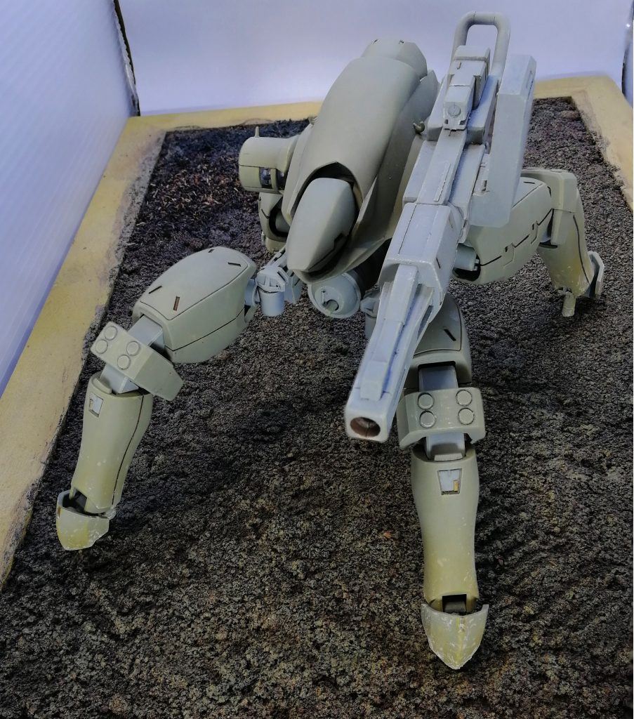 設定的なアレ

人間のモーションデータからの姿勢制御プリセット出力による
運動システムの半自動化により他の歩行型に大きく先じた二脚型WTだが
そのWTの運用データを元に時間をかけた最適化により多脚型へと発展した機種がわずかながら存在する。
本機もその一つ、第三世代への機種転換に伴いサイレントオルカをベースに開発されたザンブーラキである。

本機は元より砲狙撃任務に特化した機体として汎用性は捨てた設計がされており
仕様ごとに交換は可能であるものの、マニピュレーターは持たず
固定装備された主砲とセンサーユニットによって構成されたメインアームと
2-4脚歩行システムを持つ。

2-4脚とは一対の前部が大きくスイングする股関節とそこから生える四本の脚部ユニットを指す。
この機構により前足となる脚部ユニットは上下に大幅な可動範囲を持ち、
山岳部の崖面をはじめとする、これまで射程圏内にありながらも狙撃不可能だった地点からの
精密砲狙撃を可能とした。
これにより目標から見渡せる全ての山が狙撃地点になり
相手の陣地設営の自由度は大きく制限されるものと期待される。


汎用性捨てて狙撃に特化した機体って感じ。
人間モーションからのデータ流用が出来ないのであらかじめ用意された限定的な動作しか取れず
格闘戦なんかはもってのほか。
完全に砲兵科専用の機体です。