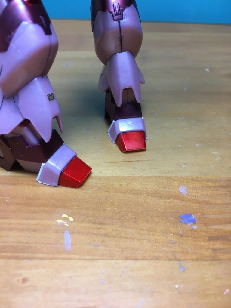 足が小さくなって厚底靴になったせいか、後ろに倒れやすい厄介なつくりになっています。かかとには余りパーツであるHi-νの足の甲パーツをスタンドのようにして接着。0.75mmプラ板をかかとに貼り、裏側を0.5mmプラ板でふさぎました。未塗装になってしまっているのはどうかお許しを…
塗装はガンダムマーカー中心です。成型色を活かすべく最低限のパネル塗装しかしていません。
赤=ガンダムマーカー ガンダムレッド
グレー=同グレー
緑=同蛍光グリーン