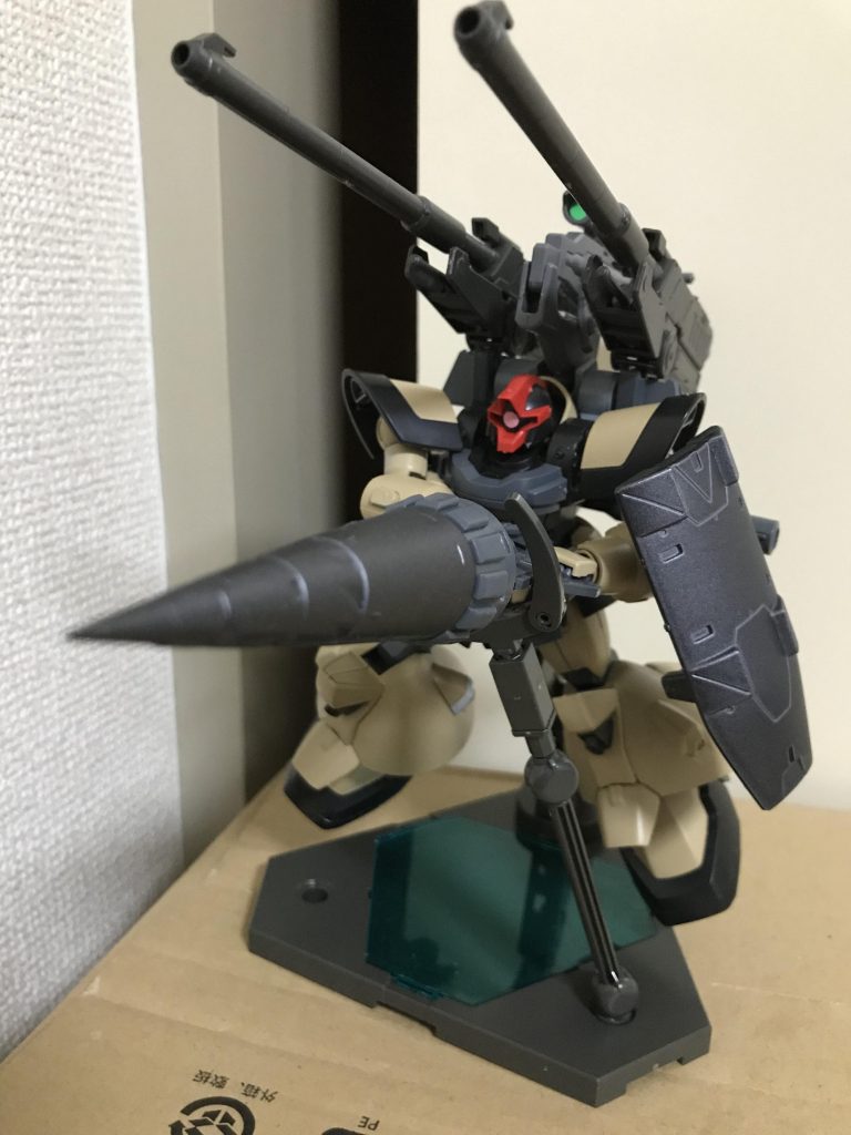 隙は大きいが、ドリルランスを正面に構え、スクリーミングニンバスを起動しながらの突進攻撃は必殺の一撃を持つ。防ごうともスクリーミングニンバスによるダメージ蓄積と、スラスターの全噴射による突進力を真正面から受けて耐えられるガンプラはそういない。