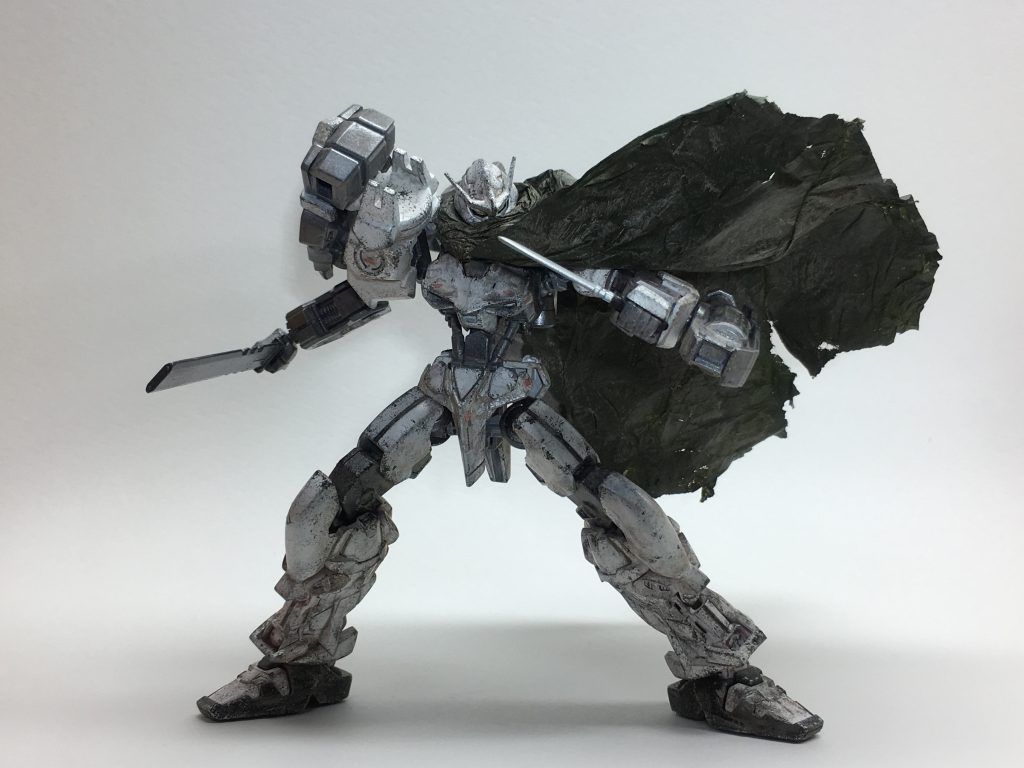 右肩にはナイフとナックルシールドを装備してます!