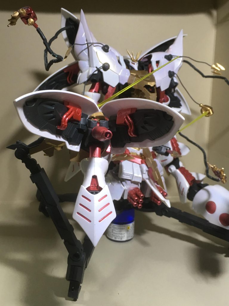 大型ハイメガ粒子砲です。関節の負担軽減の為に腕をクローを使って持ち上げて撃ちます。見た目通り直撃してはいけない系の威力をした武器になっております。