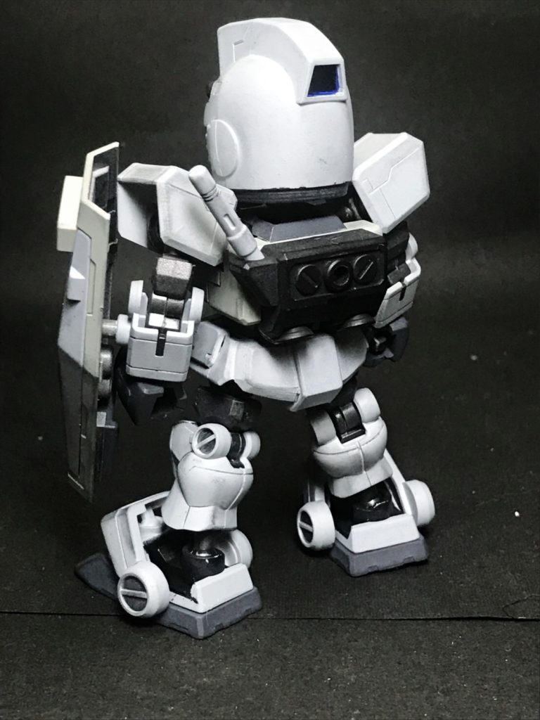 外見は特に目立った外的改造はされておらず、シンプルに「ジム」といった風貌が特徴。武装もサーベルとシールド、携行銃器が一つと非常にシンプル。
だが、シンプルなように見えて武装にはSDとして手堅く戦えるように改修が施されている。
黒鉄色に染まったフレームには、ユニコーンをイメージした擬似的なサイコフレームの様なもの、足には重力制御システムも搭載され「跳ぶ・走る・滑る」事が可能になった。これにより、戦場のオブジェクトを極限まで活かしパルクールのような動きで敵を翻弄し続け、勝利へと導くのがリトルレイダーの戦闘スタイルである。
が、圧倒的機動力を得た反面、本来のSD機体よりも更に耐久性が劣る弱点も存在する。