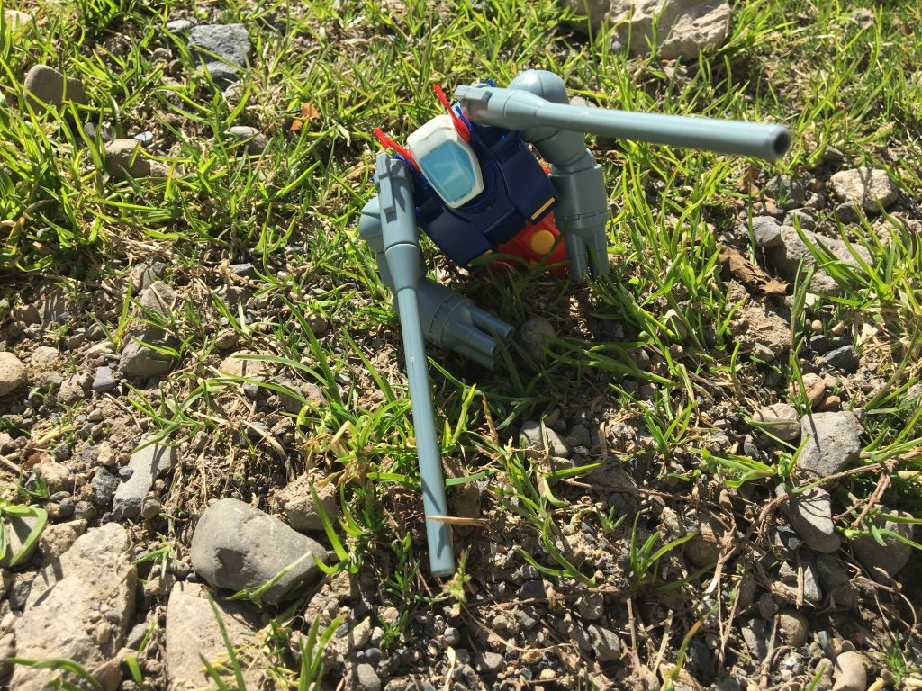 さて、ここまで成長すると、『ガンタンク』は地面から抜け出します。
実はこの地面の下では、キャタピラのような下半身が生成されていて、それが成長することで、ようやく地面から出ることができるのです。