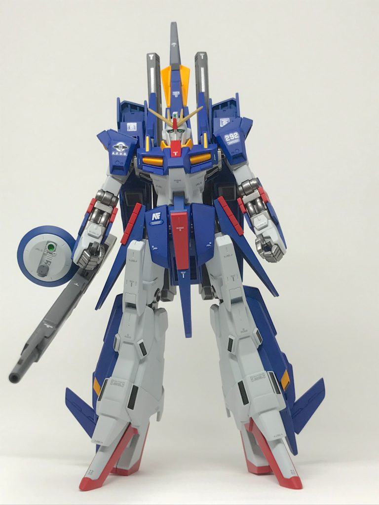 真正面からのアングルです。
 ZⅡをベースに、 ZZⅡやリゼルのパーツ
でミキシングビルドしてます。
ZⅡはハイヒールなのに、脚が短いと
感じたので、リゼルの脚を流用して、
脚長にしてみました。