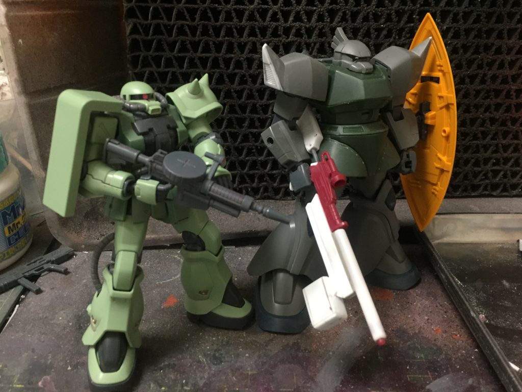 肩にMやJにあるスラスターらしきものを付けてほとんど完成．ゲルググはABS採用キットでまぁ挟み込みが多いこと多いこと…なので全身の合わせ目を筋彫りして段落ちの練習にしました．シールドは…塗装したくなくて．