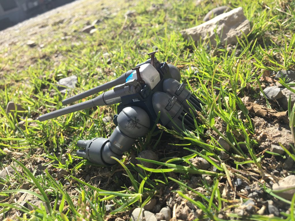 ……なんとこの『ガンタンク』、通常の『ガンタンク』とは異なる性質を持っていた。
腕のところに「破」という文字のようなものがあったのだ。
これまで何度か、野生の『ガンタンク』の観察は続けていたが、このような文字が浮かび上がる機体は、わたし自身、見たことがなかった。……
……わたしは、その『ガンタンク』に「和破(かずは)」と名前をつけ、観察し、論文を発表するに至った。……