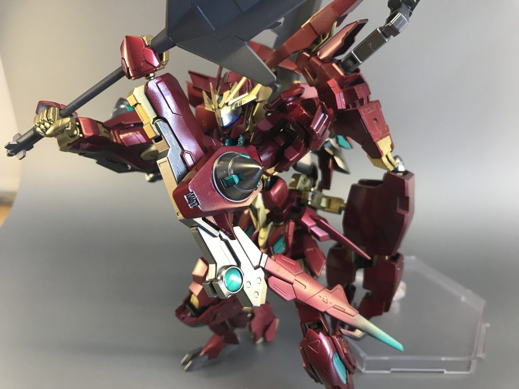 エリュトロン・ゼクスの基本武装−ジェネラルユニットは大型メイスをメインとした近接武装。