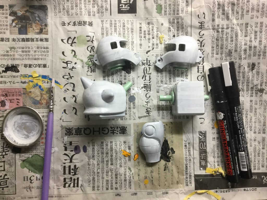 本塗装の様子。
本塗装も相変わらずガンダムマーカーによる筆塗りですが、なかなか色が乗らない(特に白部分)、インクの消耗が激しい(特に白部分)の二重苦に悩まされました。
そこで、白部分に関しては3〜4回ほど重ね塗りをしました。
ちなみにこの作品のためにガンダムマーカーのホワイトを二本使い切りました。