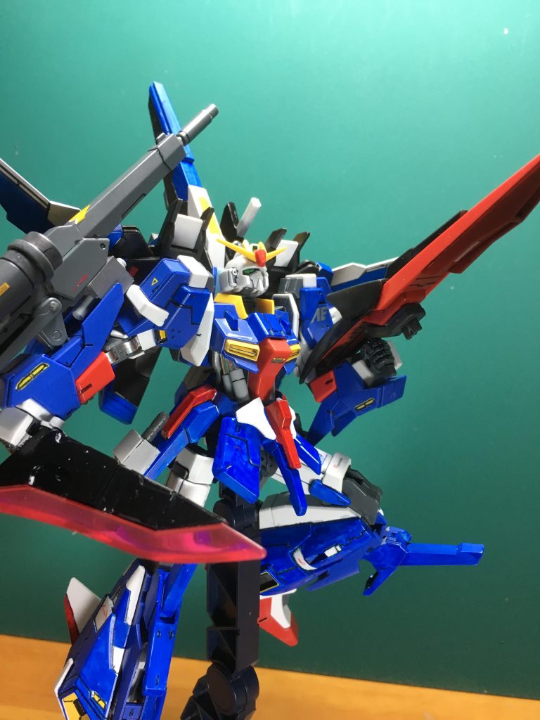 フェニックスバーストを廃止したため、ビーム刃が余ってしまいます。これを有効利用すべく、プラ板でビームブレードを製作。格闘戦武装を増やして攻撃パターンを豊富にしました。
 シールドは手に持てばある程度精密射撃が出来ます。