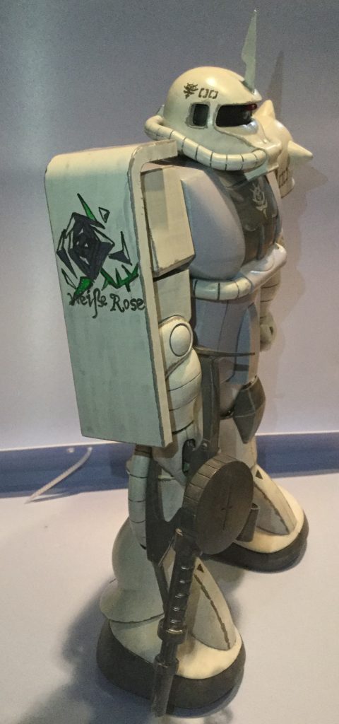 右側面から。
シールドにはヴァイスローゼのマーキングを施しました。