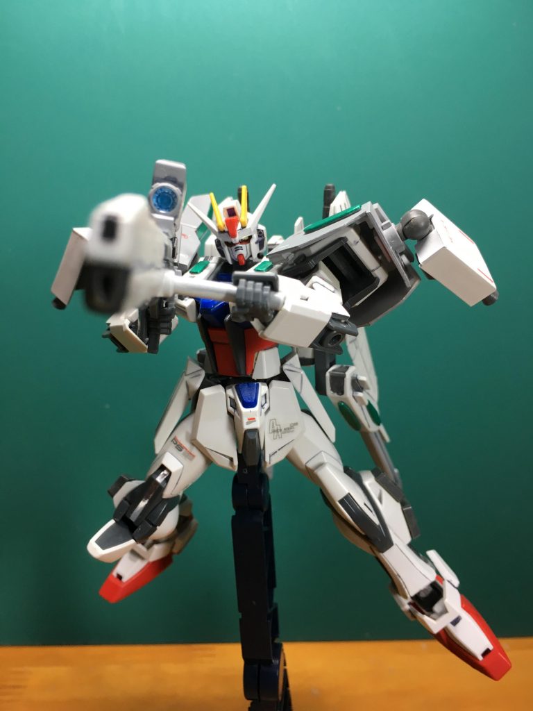 ユニバースブースター付属のスタービームライフルは、下部メイン銃身の接着後に銃口を切り取り、上部バレルと同じくらいの長さまでプラ板で延長してから接着。
 
 3mm軸でフォアグリップを追加。プラ板の箱組みとサイトレンズ01でセンサーを追加。ストックはフリースタイルガンで使わなかった物を流用。