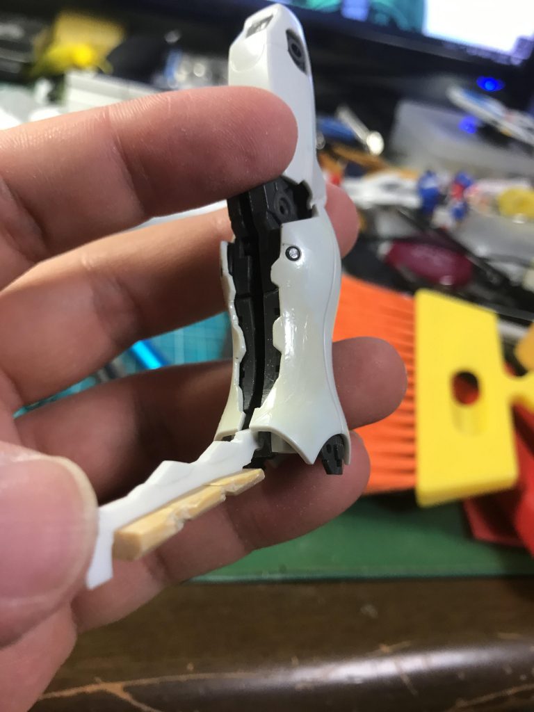 バッタレッグの中身は芯を作って脚のスネ部分に仕込まれるよう本体を削って、足首の所に関節仕込んでまーす
スネ装甲はプラを削って作った物をレジン複製で左右同じ物を作りました〜