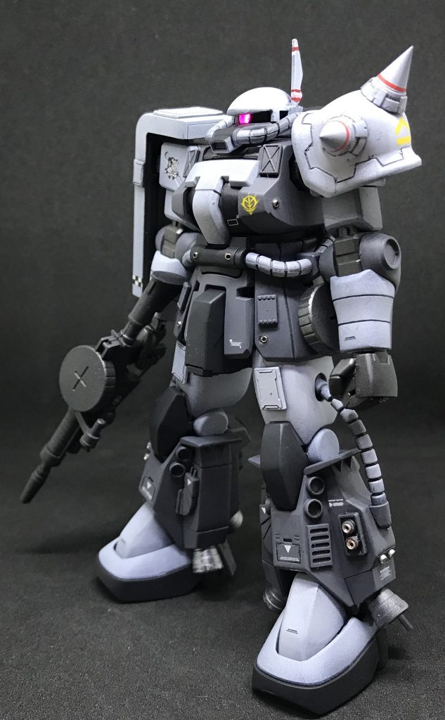 頭部はモノアイスリットの幅を狭め、モノアイはLED電飾化。特徴的なアンテナは基部をコトブキヤのパーツを使用しています。