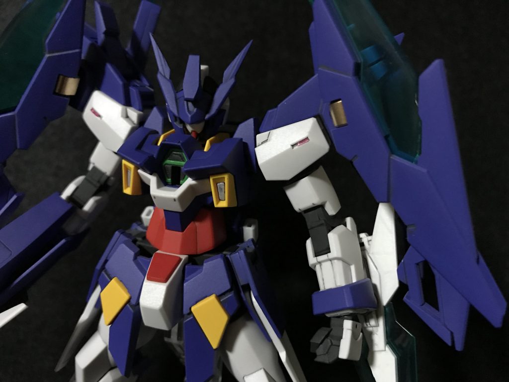 肩のモールドにビームサーベルのランナーを切って貼りました。センサー的なモールドです。いいアクセントになりました！この工作オススメです。