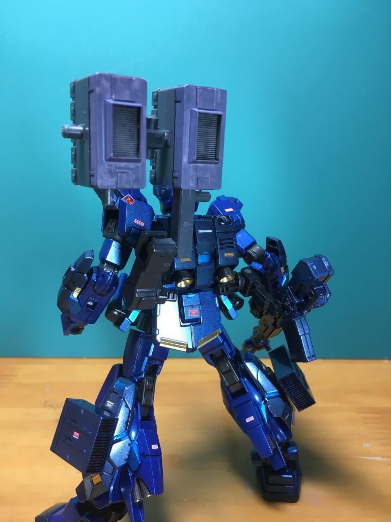 　180mmキャノンのアームを装着する腰のパーツは、左側に何もつけないのが寂しかったのでBB戦士ストライク(ストライカーパック+スカイグラスパーセット)のランチャー用アームを使用。ポリキャップの穴をピンバイスで無理やりですが拡大して使用。

　バックパック上部のスラスターは3mm穴を開けてハードポイントとしています。