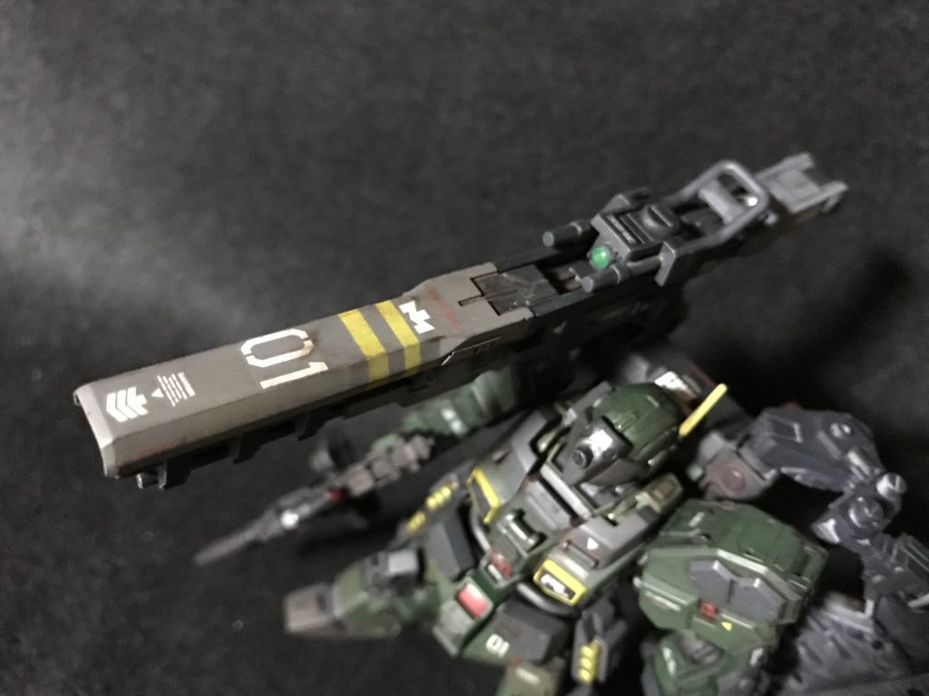 キャノン。上から見るとこんな感じです。
マスキングしてイエローのラインを入れ、デカールで装飾。