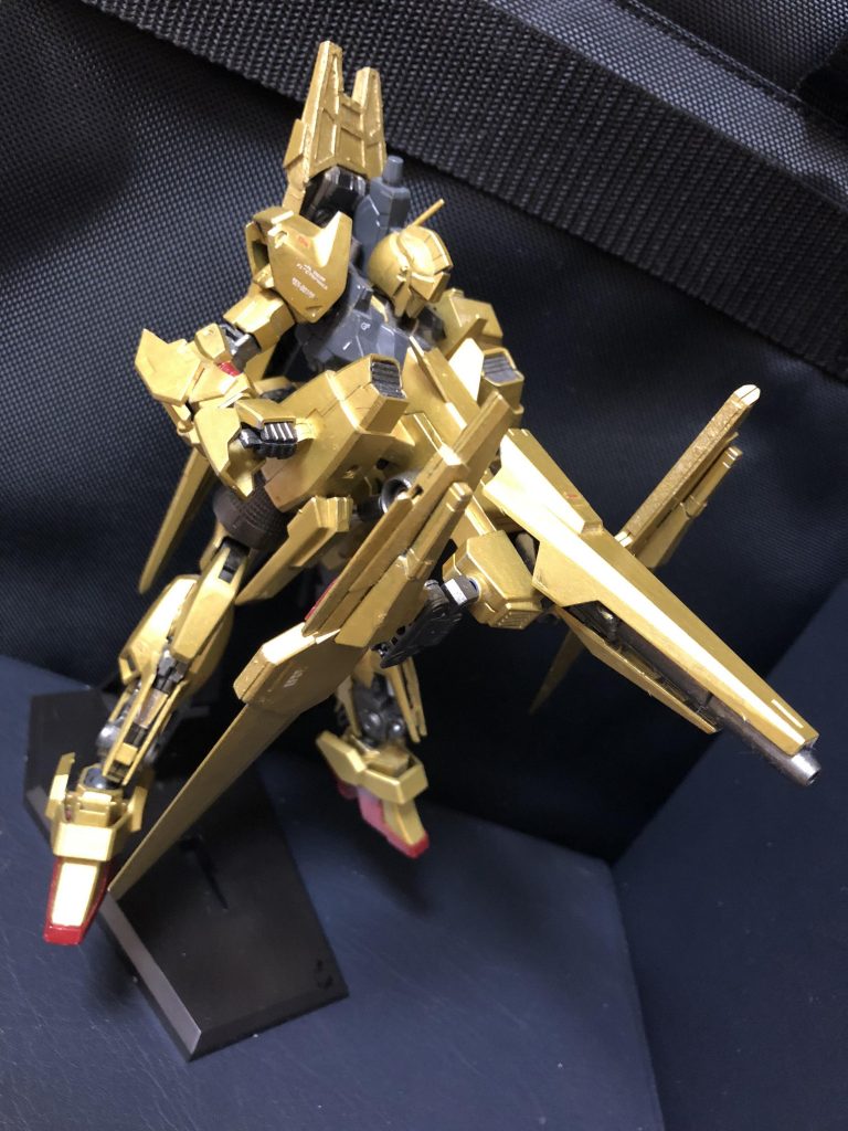 ただし、本体で使用されるエネルギーを発射に流用する為、一時的に本体は動作不可となる。また、変形時にでも発射可能であるが、その場合は機体の安定を維持する為に低出力に調整される。