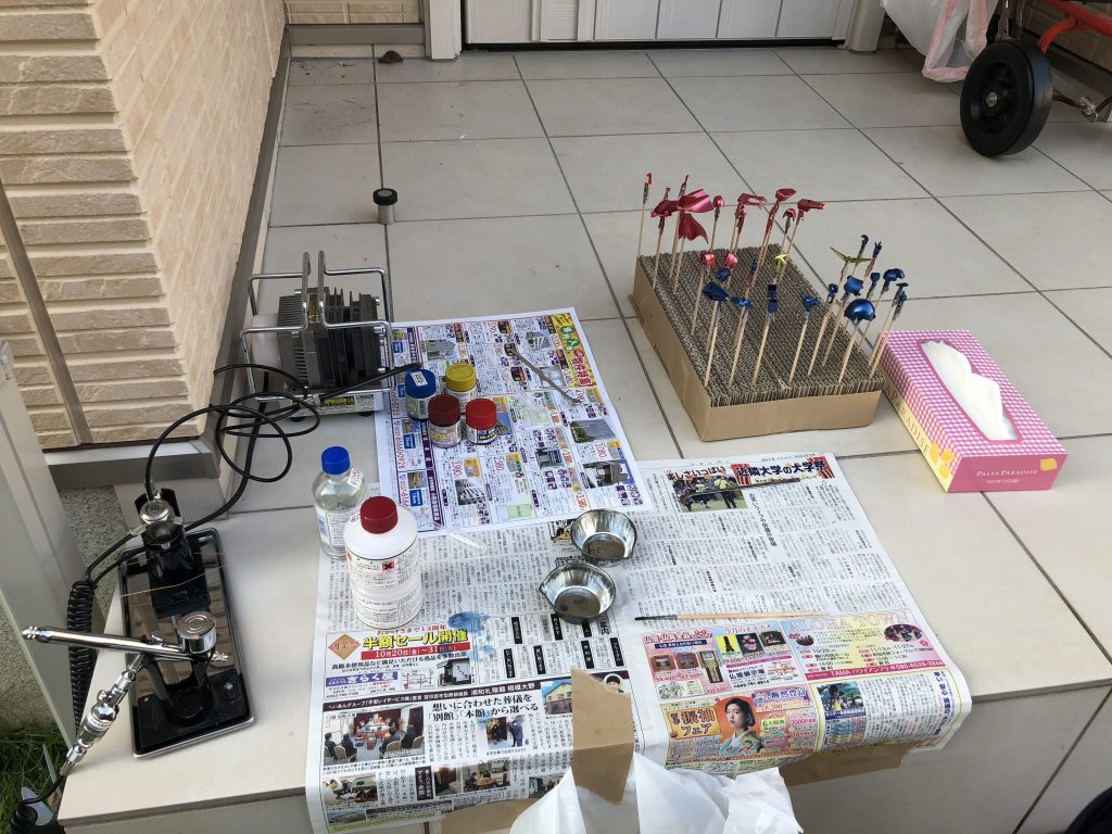 ガンダムベースでは初めてだったためあまり塗装が進まず、自宅に帰ってきてから部屋の中では臭いの関係で塗装ができないので、玄関先での塗装が続きました。
