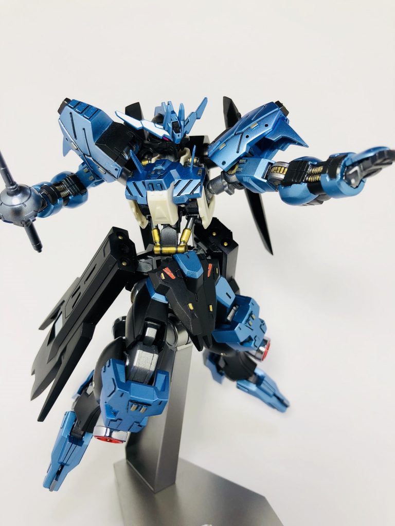 ポージング
脚部前後のバーニアはひと回り小さいバーニアパーツとICピンを追加、外側のバーニアはこすって銀さんで磨きました✨