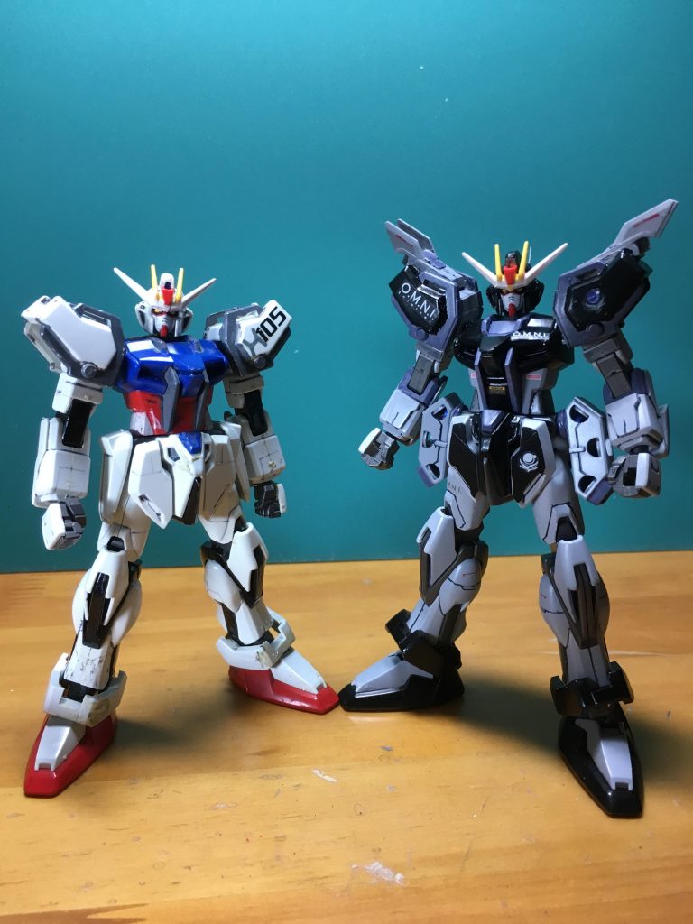 　以前製作した旧HGキットと。色変更以外にも、各所にパーツ追加したことで印象ががらりと変わったことがお分かりになれば幸いです。