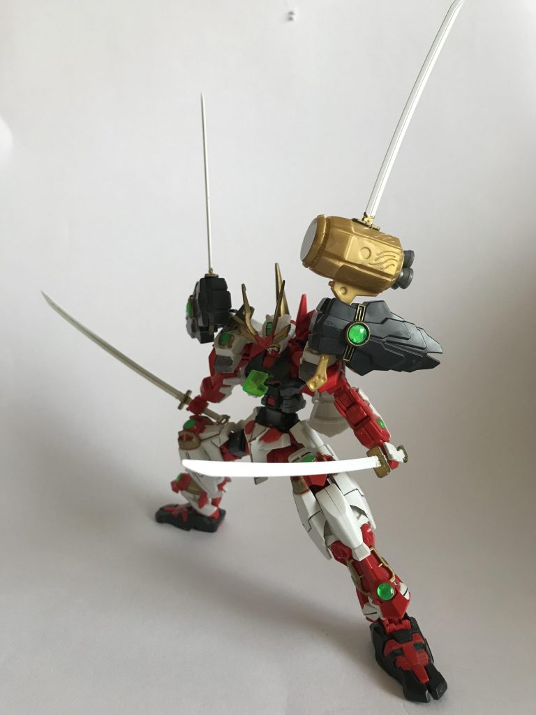 股関節の可動域を広げることで武将らしい踏ん張りの効いたポーズを実現しました。