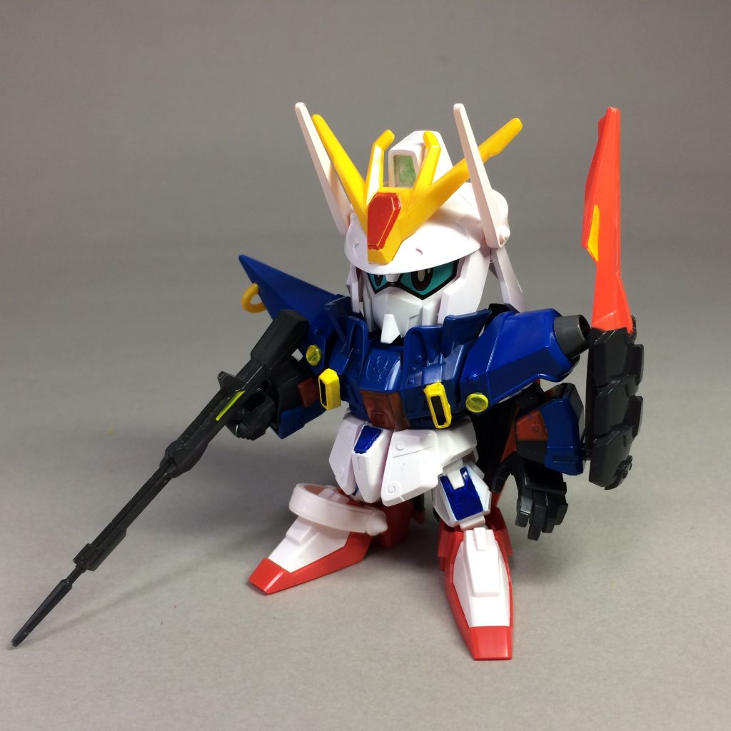 今回オマケとして、雷装ではない無印の張飛ガンダムもゼータガンダムイメージカラーで塗装してみました。
こちらは雷装の方とは異なり、肉抜き穴やパーティングライン・合わせ目などの基礎工作をせず、塗装と簡単なミキシングだけで済ましています。
特に煩わしいことは何もしていないので、1日半くらいで出来ました。