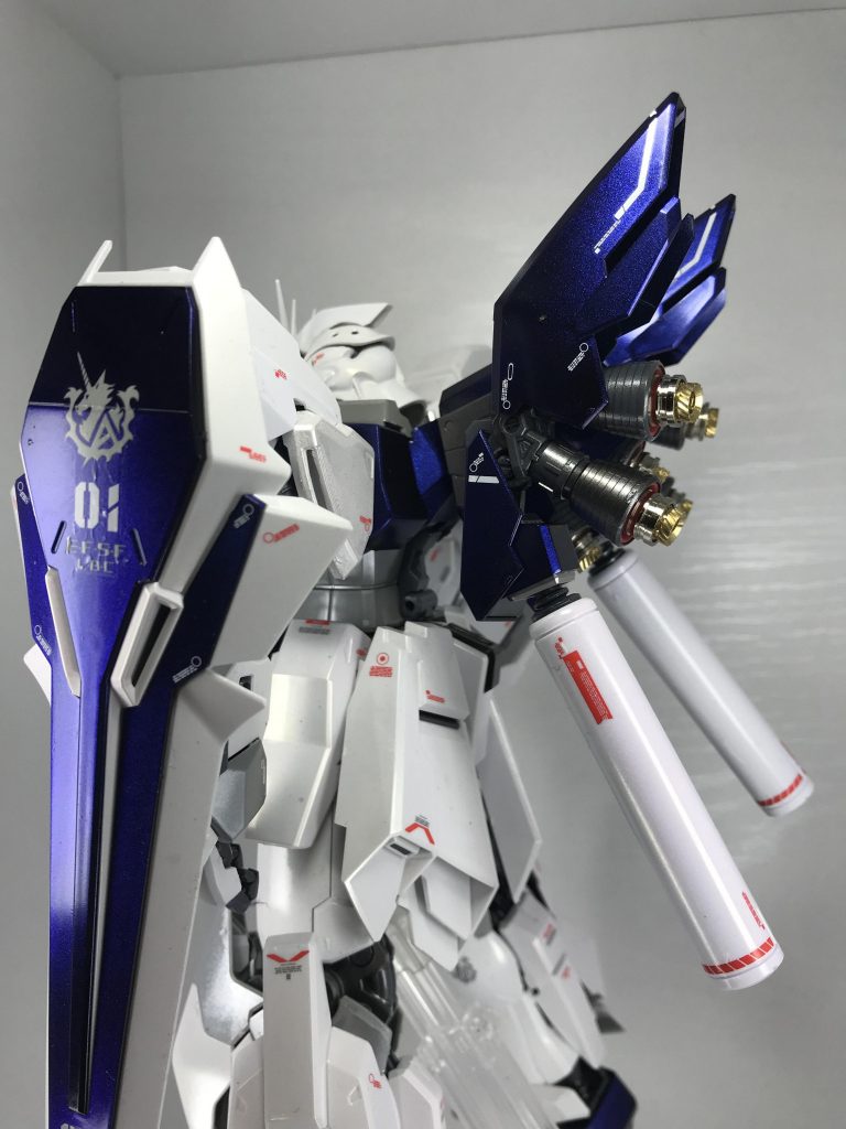 ブルーは偏光塗料なので、角度で独特の色合いになります。