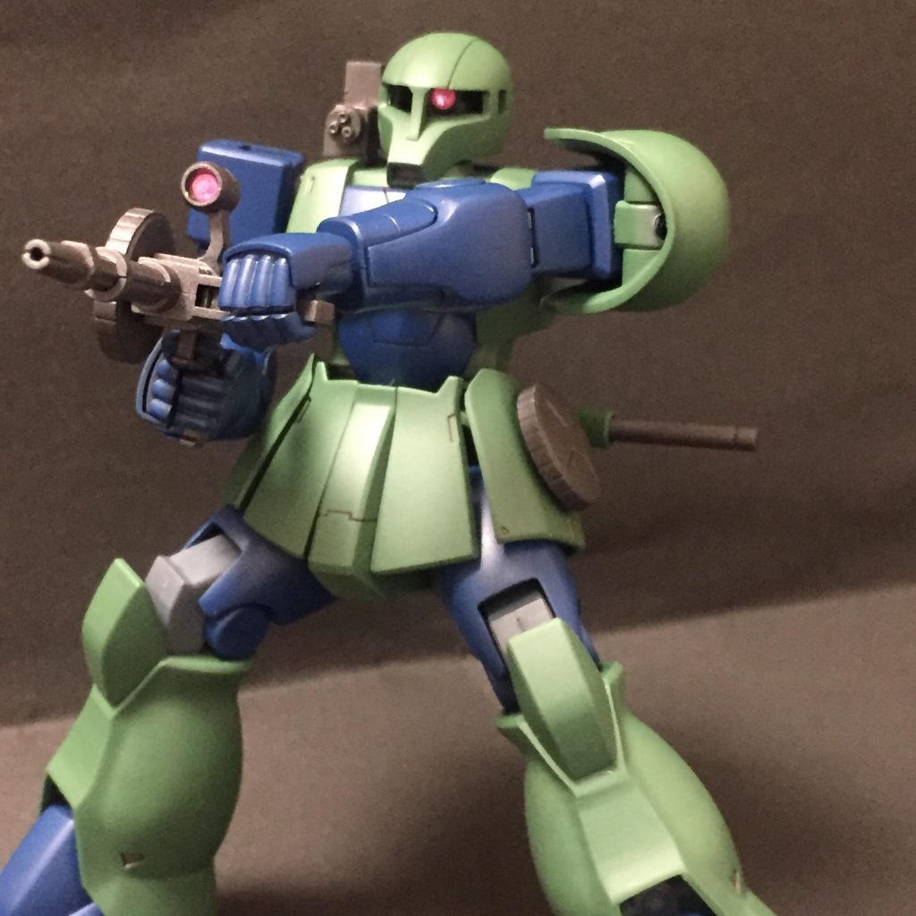 105㍉ザクマシンガン
通常のザクⅠの基本的な装備．腰部に予備マガジンを装備する機体が多く確認されている．