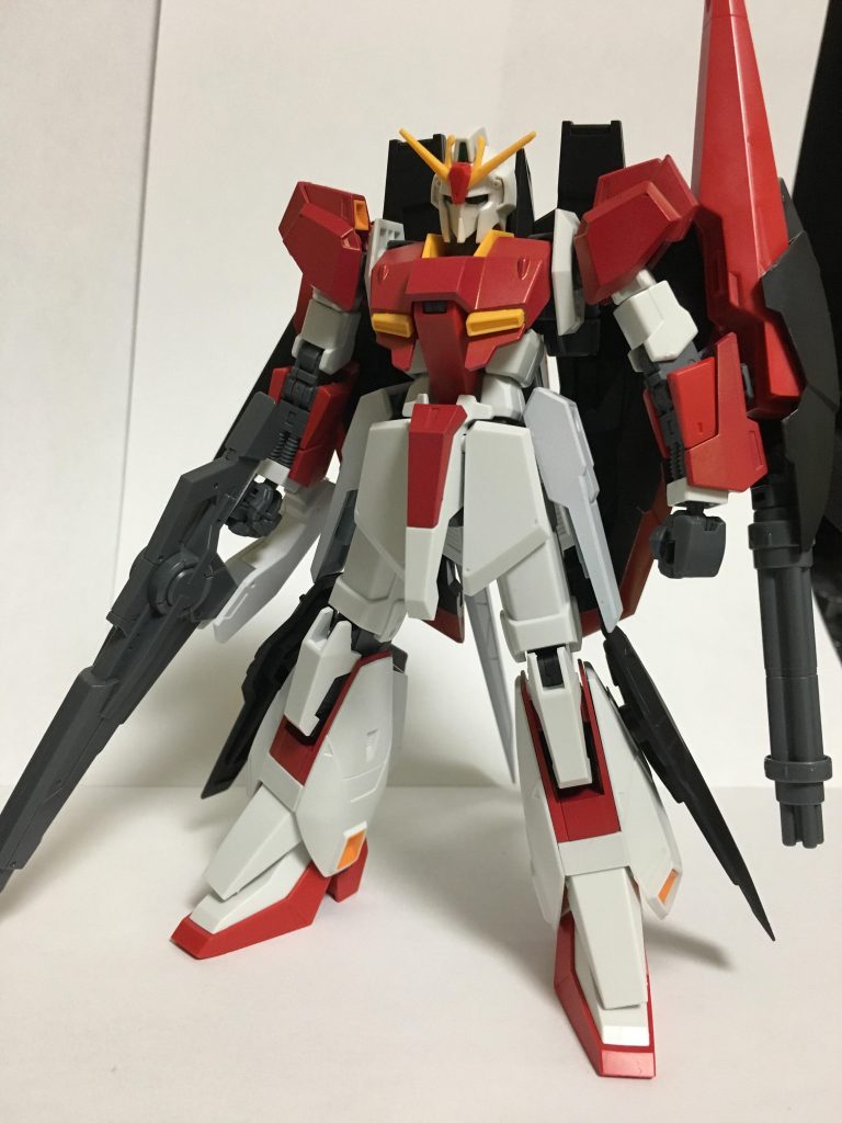 武装装備正面です。ライフルはリバーシブルガンダムから、シールドにはパワードジムカーディガンの後ろのビームガトリングの銃口を貰ってきました、そしてサイドアーマーはライトニングのビームサーベルをいただきました。