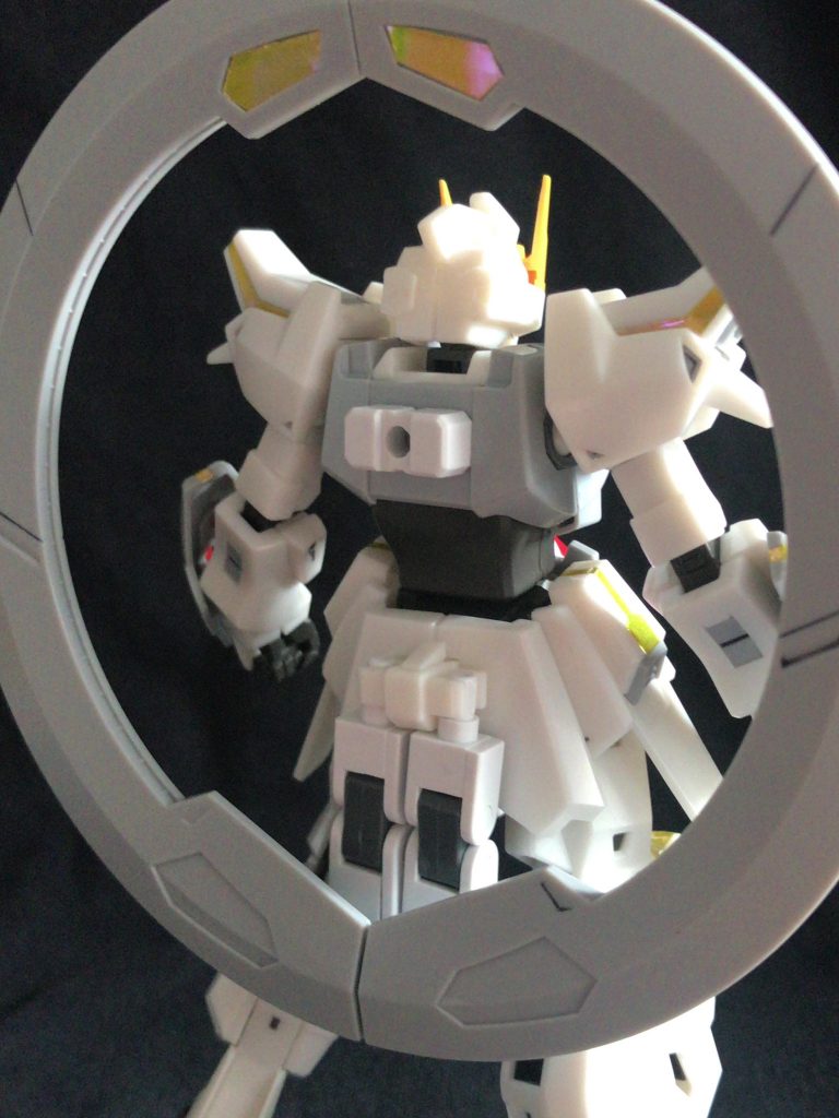 スターゲイザーのヴォワチュール・ユニットは腰のサーベルラックに下から刺しています。程よく刺さるまでサーベルラックは削っています。その他の部位の加工は僅かなものになっています。